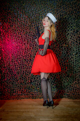 Pin-Up en robe rouge en mode guerrière