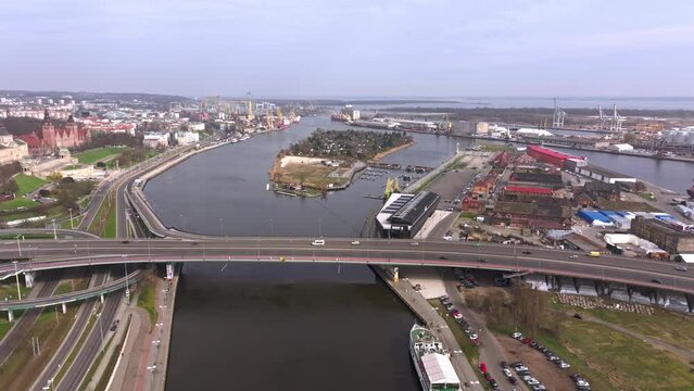 Drone video showcases March flight above the Oder River in Szczecin, featuring Szczecin Castle Route.