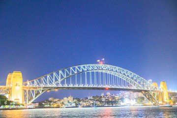 ライトアップされたシドニーのハーバーブリッジ