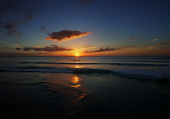 Fototapeta premium Ocean swallows the sun.