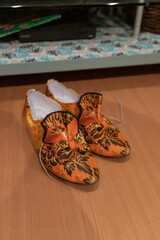 boda, mano, camisa, novia, agiotaje, mujer, gente, amor, persona, hombre, falda, anillas, moda, ceremonia, dedo, detallar, participación, vestido, fiesta, tradicion, falda, mantilla, detalle, pendient