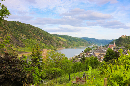 Oberwesel Panorama Abendstimmung am Rhein in der Region Oberer Mittelrhein, einer Landschaft zwischen den Mittelgebirgen Taunus und Hunsr&uuml;ck, mit vielen Burgen und historischen Orten.