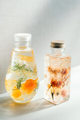 ピンクとオレンジ2本のハーバリウムの縦写真