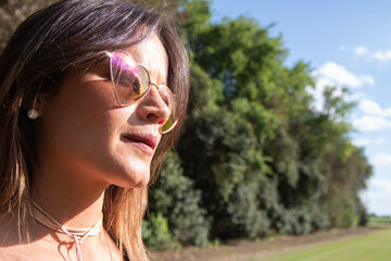 Hermosa mujer tomando sol con gafas en forma de corazón