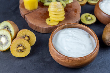 making creamy yogurt with kiwi fruit