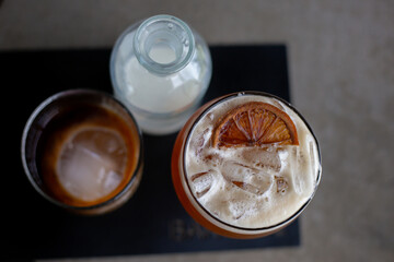 selective focus, cool, fizzy drinks with ice Craft cola with white foam Decorate with a lemon slice on top. A refreshing drink made from herbs. At the Chiang Mai cafe