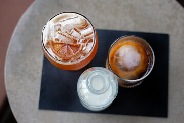 selective focus, cool, fizzy drinks with ice Craft cola with white foam Decorate with a lemon slice on top. A refreshing drink made from herbs. At the Chiang Mai cafe