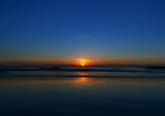 Fototapeta na wymiar Sunset on the waves.