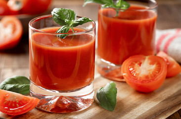 Tomato juice with basil leaves and sliced tomatoes - 771504100
