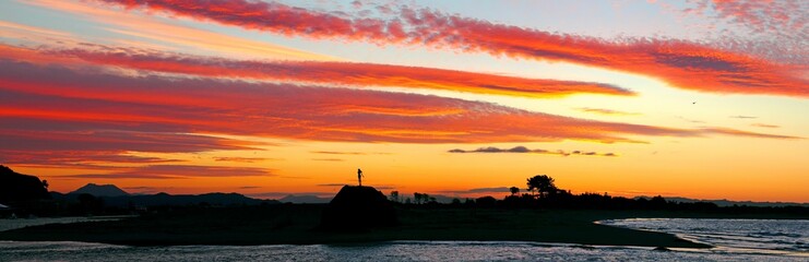 Fototapeta na wymiar Stunning landscape view of a sunset in Whakatane, New Zealand