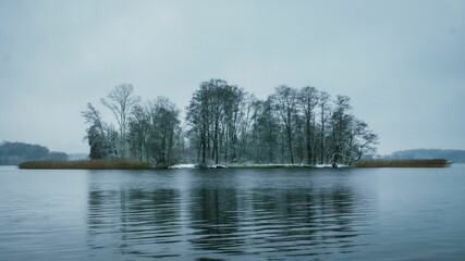 Island in the middle of the lake © Wirestock