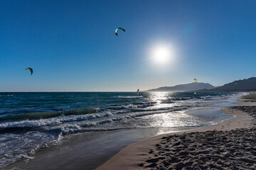 Kite Surf tra le onde del mare.