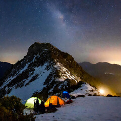 쏟아지는 별들 아래에서 야간 설산 등산후 캠핑
