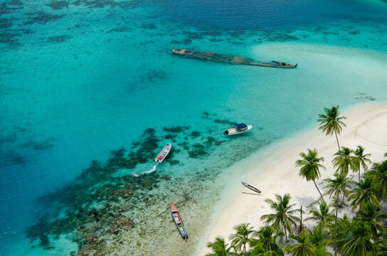 Boats at the beach in Kuna Yala. San Blas archipelago, Caribbean, Panama, Central America - stock photo