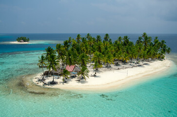 Palm tree islands and thatched houses. San Blas archipelago, Caribbean, Panama, Central America.