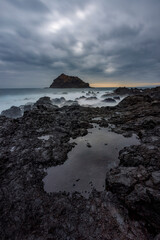 Scogli nella tempesta.