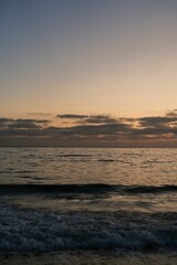 Obraz premium Stunning sunset shines over a peaceful ocean.