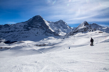Skifahren vor der Kulisse der Eiger Nordwand in Grindelwald, Schweiz