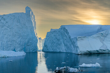 Eisberg in der Diskobucht bei Ilulissat, Grönland mit Mitternachtssonne
