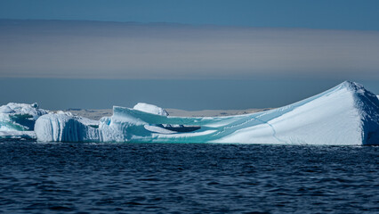 Pittoresker Eisberg treibt in der Diskobucht bei Ilulissat