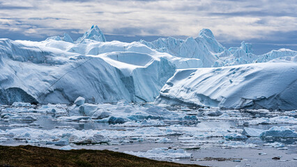 Nahaufnahme der Eisberge, die sich bei Ilulissat im Eisfjord stauern, bevor sie in die Diskobucht...