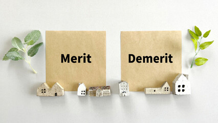 MeritとDemeritの文字入りクラフトメモ用紙2枚と家小物 - obrazy, fototapety, plakaty