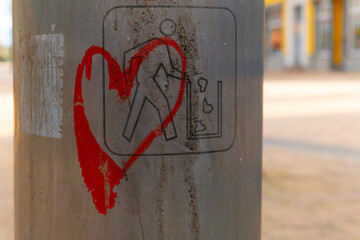 a heart over a pictogram for throw away garbage