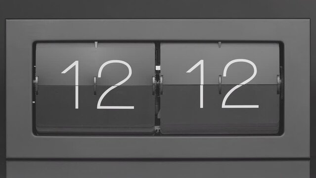 Retro flip clock changing from 12:11 to 12:12