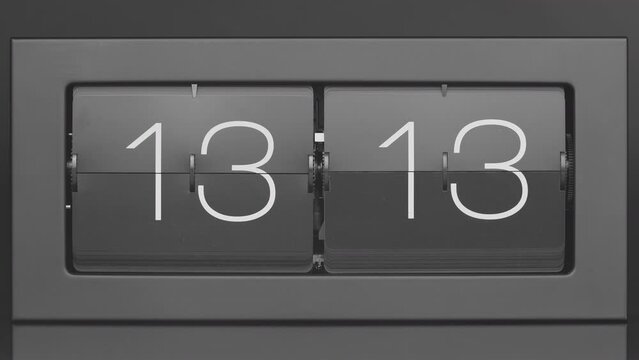 Retro flip clock changing from 13:12 to 13:13
