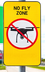 Street sign with the inscription in English: No fly zone, prohibiting flights of drones - 771627560