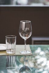Copas y vasos en la mesa