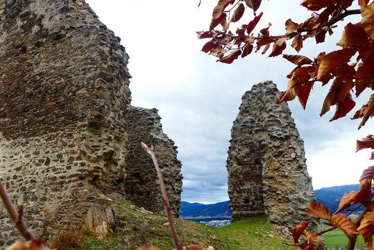 Mauerreste des Turmes der Ruine Fohnsdorf