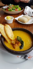 plato de comida de sopa de calabaza con crutones