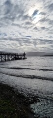 mar y nubes  con un muelle de fondo