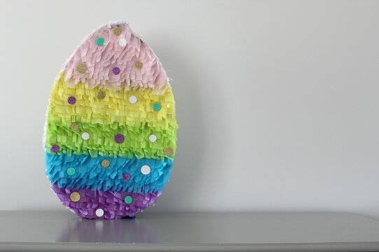 Piñata de carton y papel con forma de huevo de pascua. 
