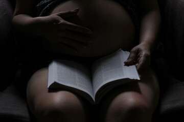 abdomen de mujer embaraza meditando.