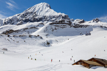 Skifahren vor der Kulisse der Berner Alpen in Grindelwald, Schweiz. Der Berg im Bild ist der Tschuggen