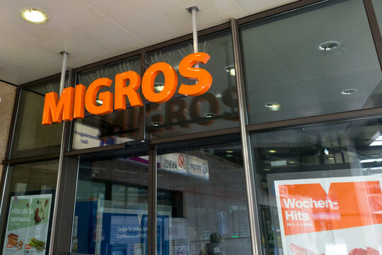 le logo et le nom  du magasin suisse Migros