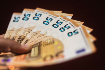 Illustration d'une liasse de billets de cinquante euros. - obrazy, fototapety, plakaty