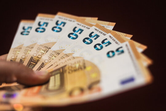 Illustration d'une liasse de billets de cinquante euros.