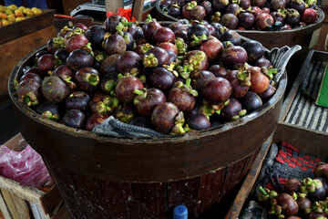 Photo of piles of mangosteen fruit at the fruit market