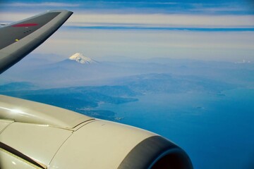 Naklejka na ściany i meble 飛行機から見た富士山