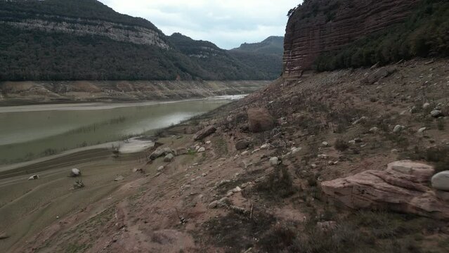 Sau swamp dike in Catalonia, Spain, intense drought in 2024 Worst drought in the history of Catalonia