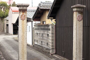 三重県関宿の石の門と通り - obrazy, fototapety, plakaty