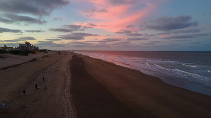 Mar y atardecer rosa en playas costeras. Buenos Aires, Argentina