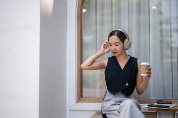 Businesswoman Enjoying Music Break While Working Outdoors