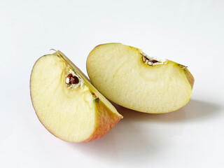 【白背景】日本の秋の味覚　カットされた甘くて美味しいふじリンゴ