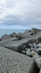 Selbstklebende Fototapeten rocks on the beach © Jam-motion
