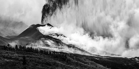 Afwasbaar Fotobehang Canarische Eilanden Impressive overview of the 2021 eruption in La Palma with ash cloud and a large fumarole, black and white image