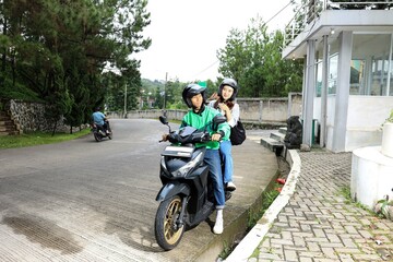 Obraz premium Asian Online Driver Pick Up Female Passenger